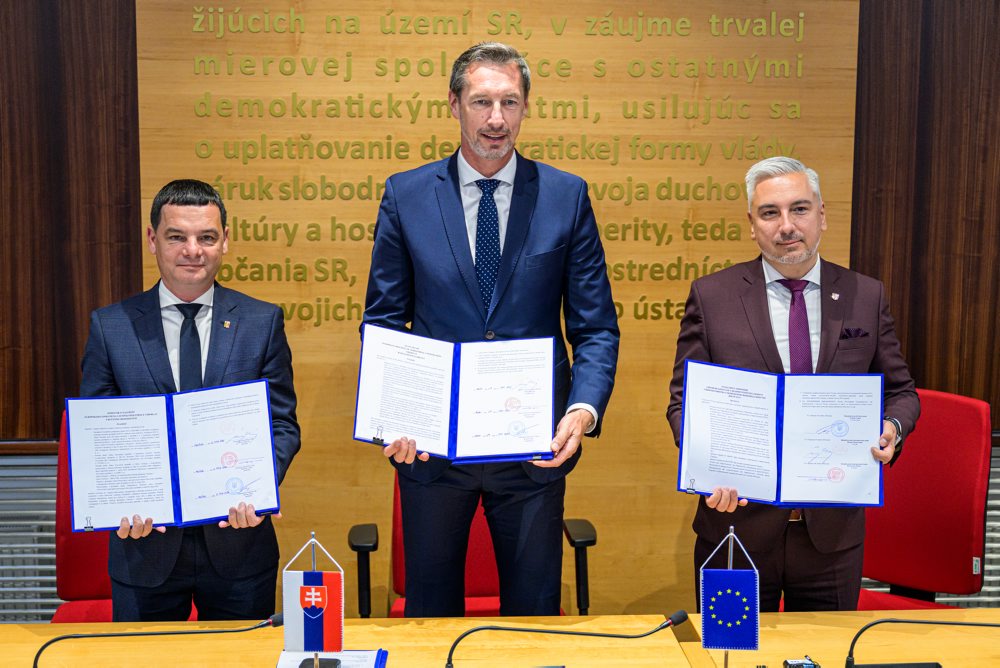 Podpis k založeniu EZÚS Vihorlat, ktoré vzniklo v partnerstve so Zakarpatskou oblastnou radou z Ukrajiny