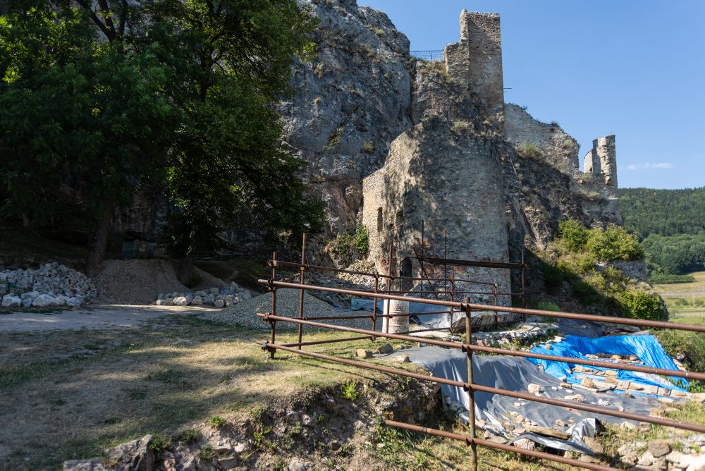 Obnova hradu Lednica v rámci projektu Ľudia a hrady 