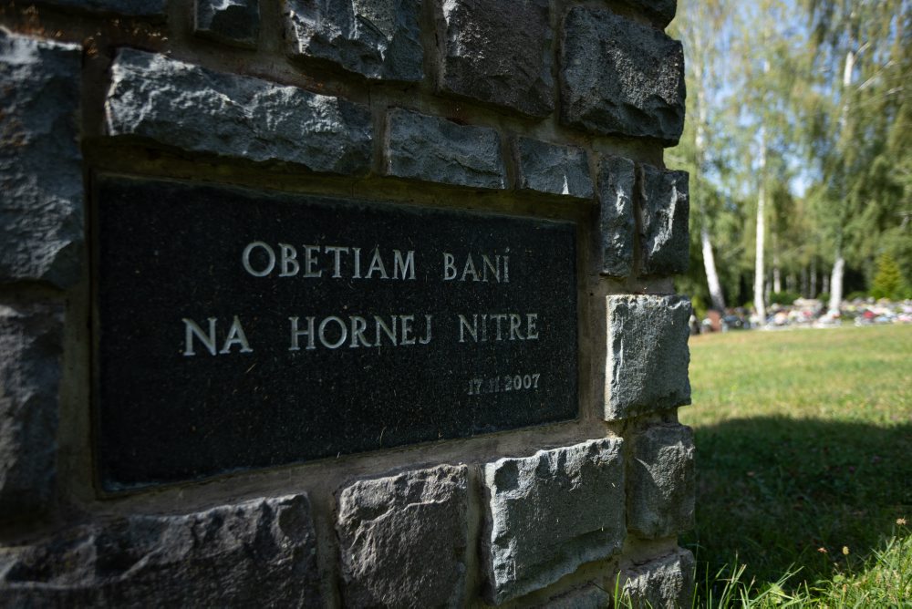 Pietny akt kladenia vencov k Pamätníku obetiam banských nešťastí na hornej Nitre v Handlovej