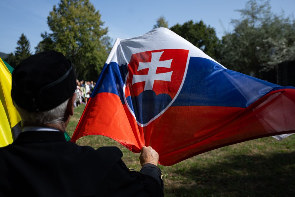 Pietny akt kladenia vencov k Pamätníku obetiam banských nešťastí na hornej Nitre v Handlovej