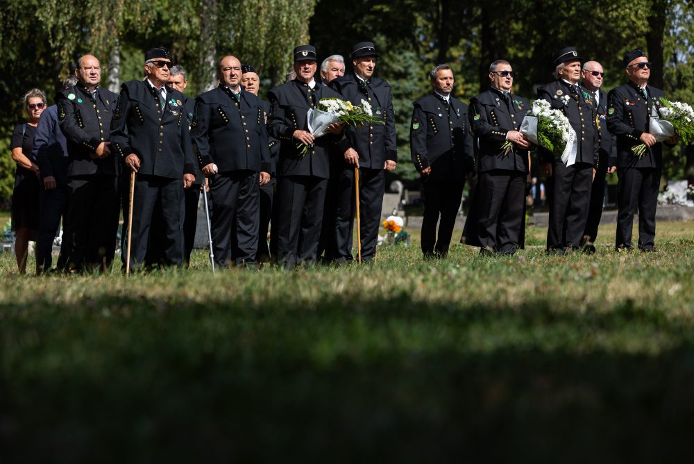 Pietny akt kladenia vencov k Pamätníku obetiam banských nešťastí na hornej Nitre v Handlovej