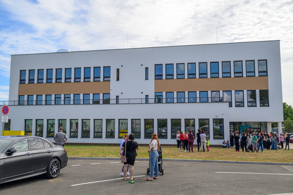 Slávnostné otvorenie novej budovy školy v Jarovniciach