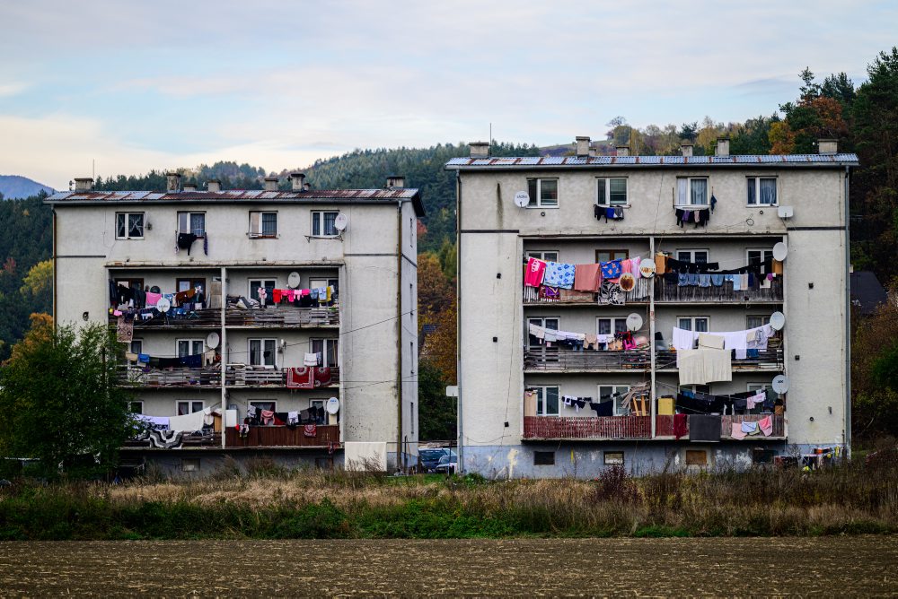 Bytové domy, ktoré obývajú Rómovia v Rokytove