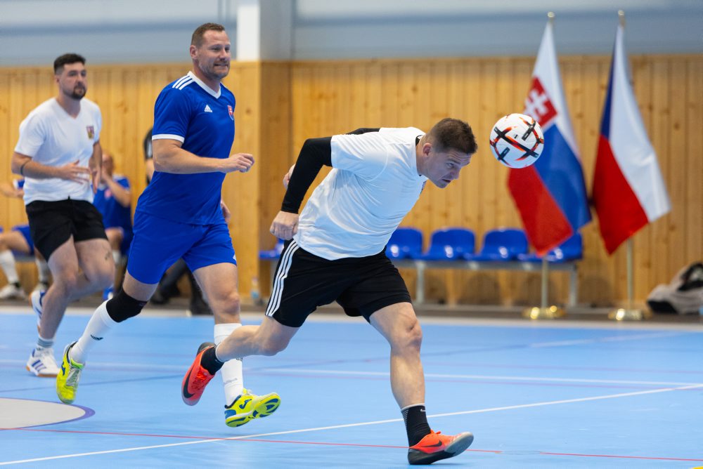 Česko-slovenský charitatívny futbalový zápas poslancov parlamentov SR a ČR