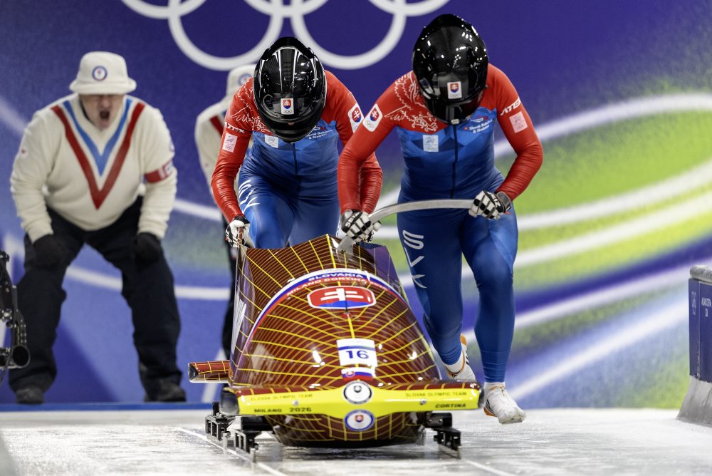 Slovenské bobistky Viktória Čerňanská a Lucia Mokrášová po úvodnej jazde v súťaži dvojbobu žien 18.