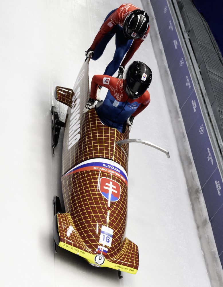 Slovenské bobistky Viktória Čerňanská a Lucia Mokrášová po úvodnej jazde v súťaži dvojbobu žien 18.