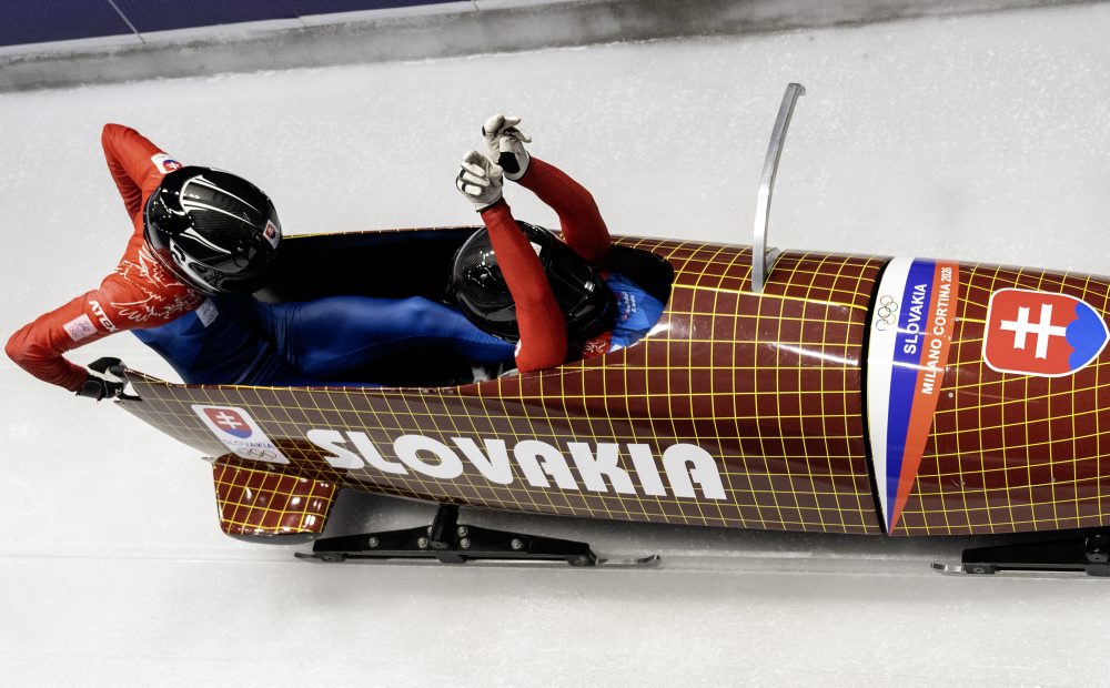 Slovenské bobistky Viktória Čerňanská a Lucia Mokrášová po úvodnej jazde v súťaži dvojbobov žien 18.