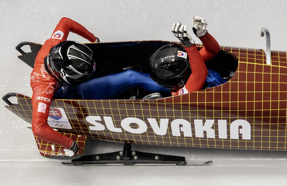 Slovenské bobistky Viktória Čerňanská a Lucia Mokrášová po úvodnej jazde v súťaži dvojbobov žien 18.