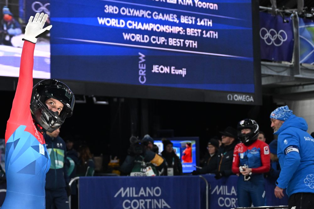 Slovenské bobistky Viktória Čerňanská a Lucia Mokrášová v cieli 2. jazdy v súťaži dvojbobov žien 