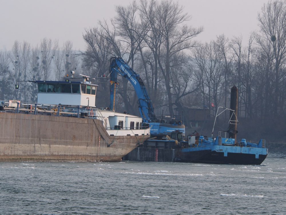 Skrížená loď a nákladný čln na Dunaji 