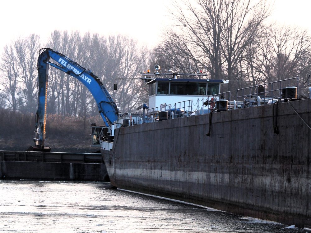 Skrížená loď a nákladný čln na Dunaji 