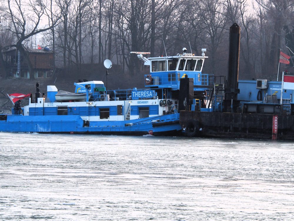 Skrížená loď a nákladný čln na Dunaji 