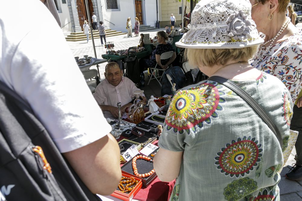 Návštevníci bazáru na Františkánskom námestí v Bratislave