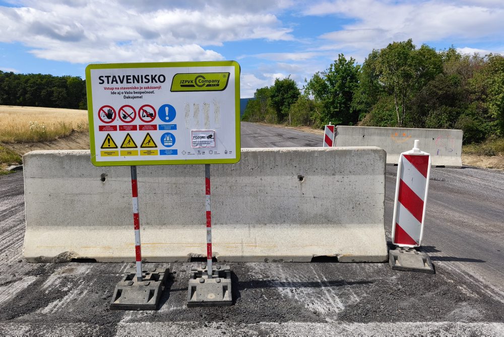 Uzatvorená cesta medzi Hornými Orešanmi a Smolenicami