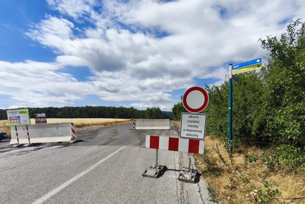 Uzatvorená cesta medzi Hornými Orešanmi a Smolenicami