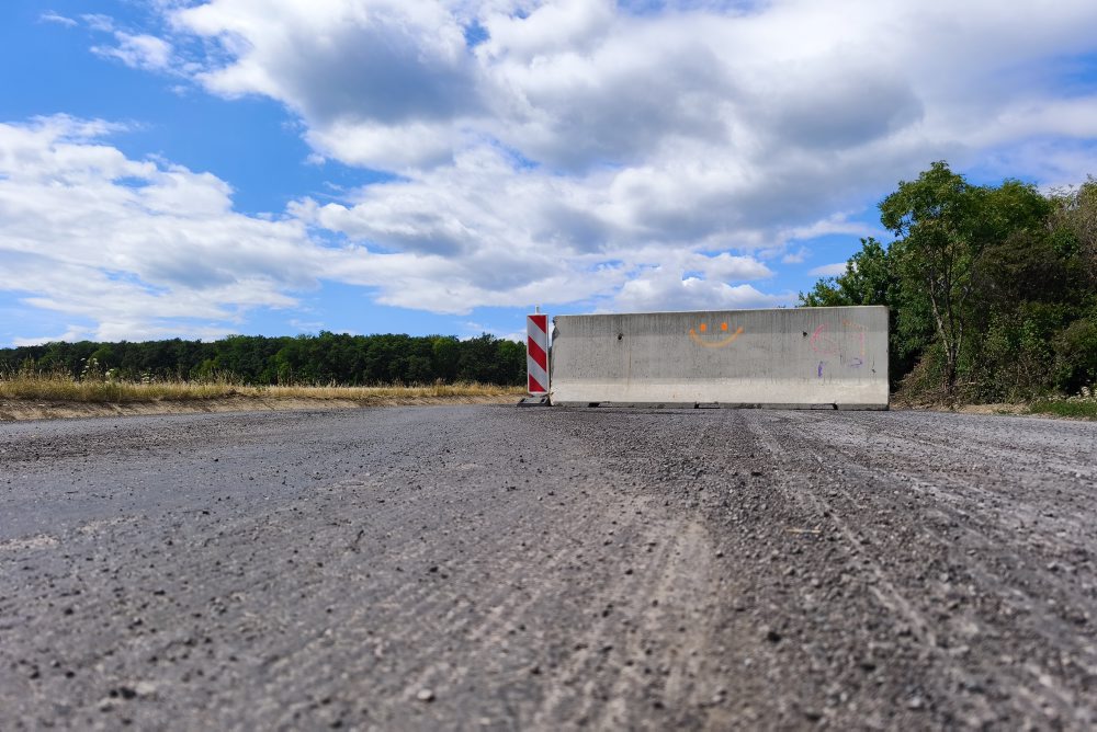 Uzatvorená cesta medzi Hornými Orešanmi a Smolenicami