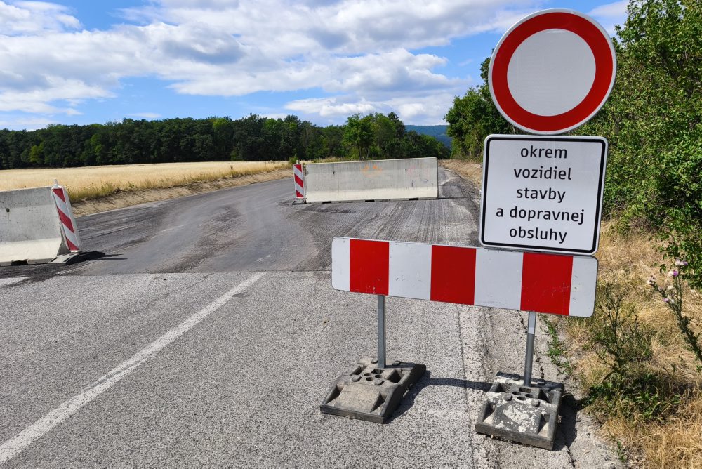 Uzatvorená cesta medzi Hornými Orešanmi a Smolenicami