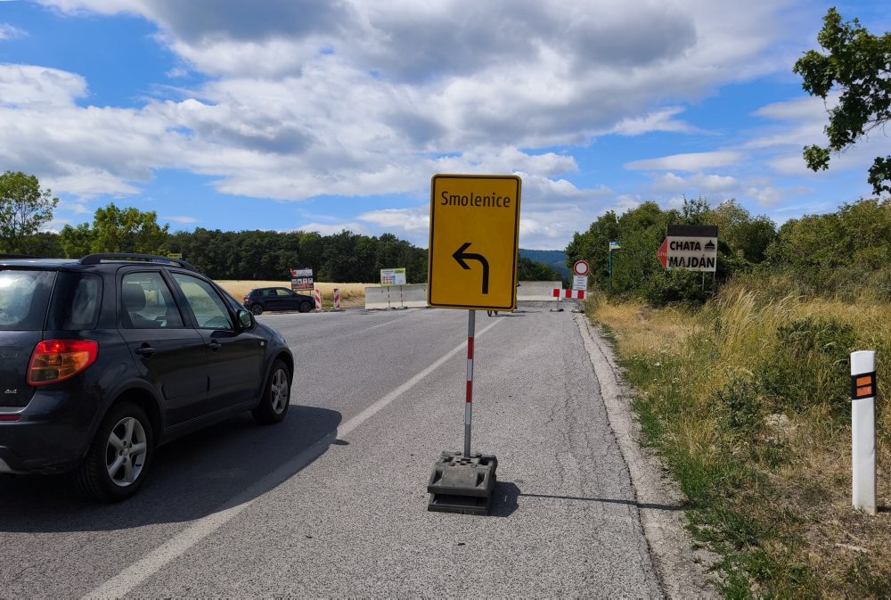 Uzatvorená cesta medzi Hornými Orešanmi a Smolenicami