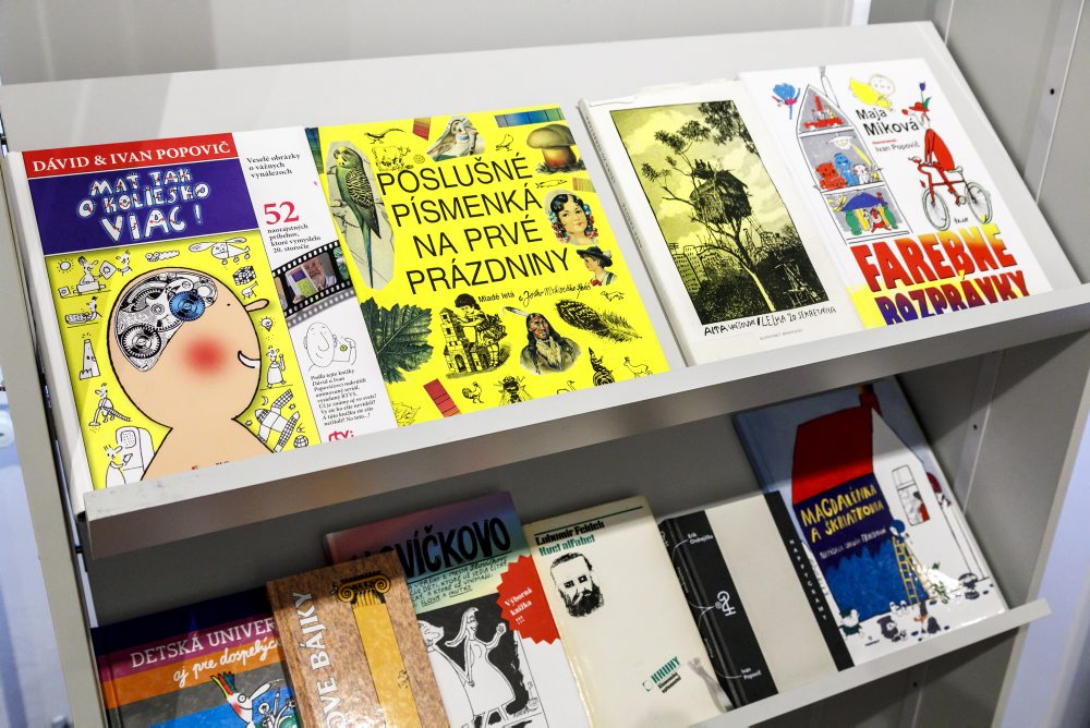 Sprievodná výstava Kreslené svety Ivana Popoviča. A keby len jeho! vo výstavných priestoroch Univerzitnej knižnice v Bratislave