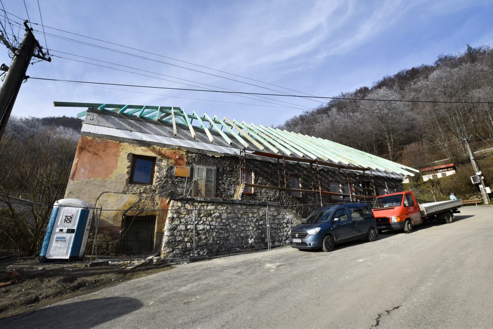 Muránska Huta: V obci vybudovali novú cyklotrasu, obnovu klinčiarne dokončujú