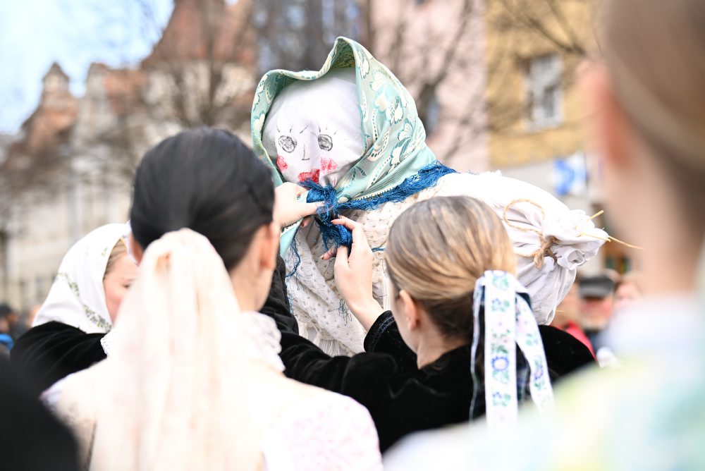 Vynášanie Moreny a vítanie jari v Piešťanoch 