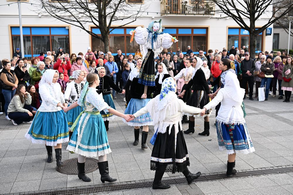 Vynášanie Moreny a vítanie jari v Piešťanoch 