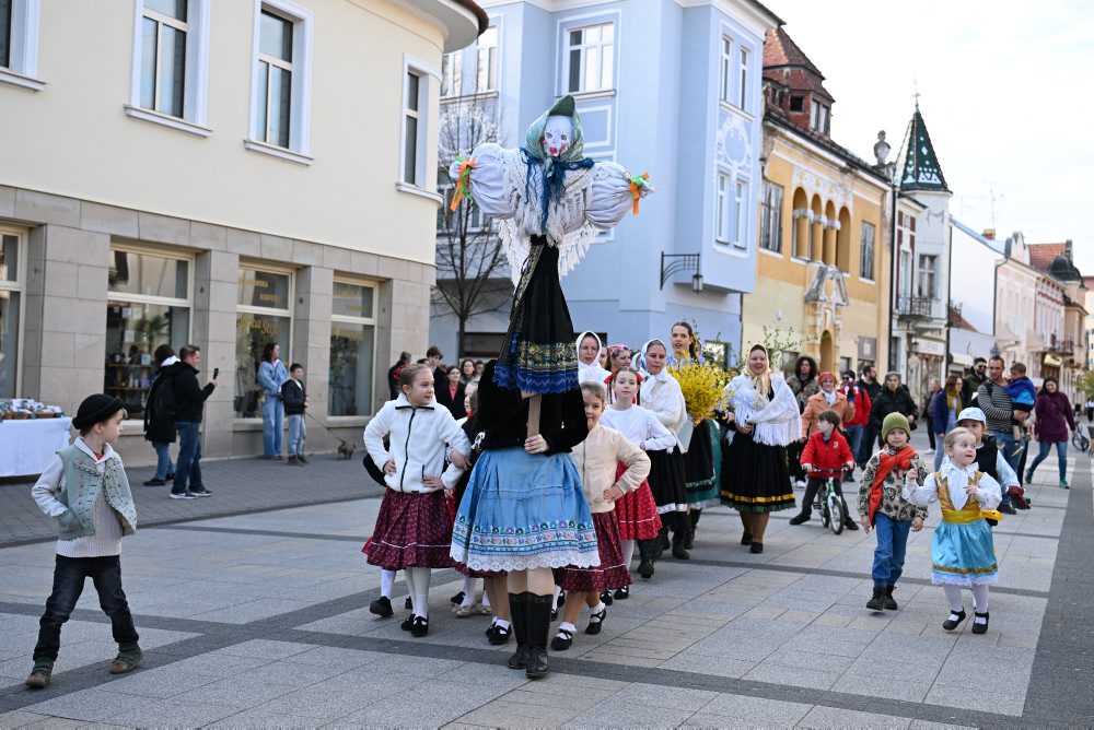 Vynášanie Moreny a vítanie jari v Piešťanoch 