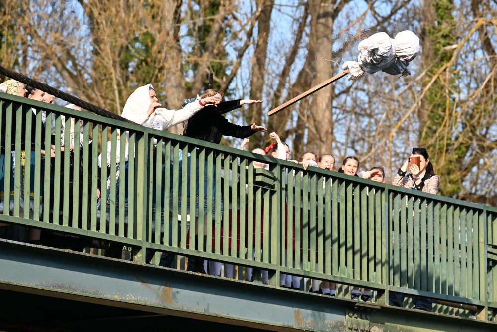 Vynášanie Moreny a vítanie jari v Piešťanoch 