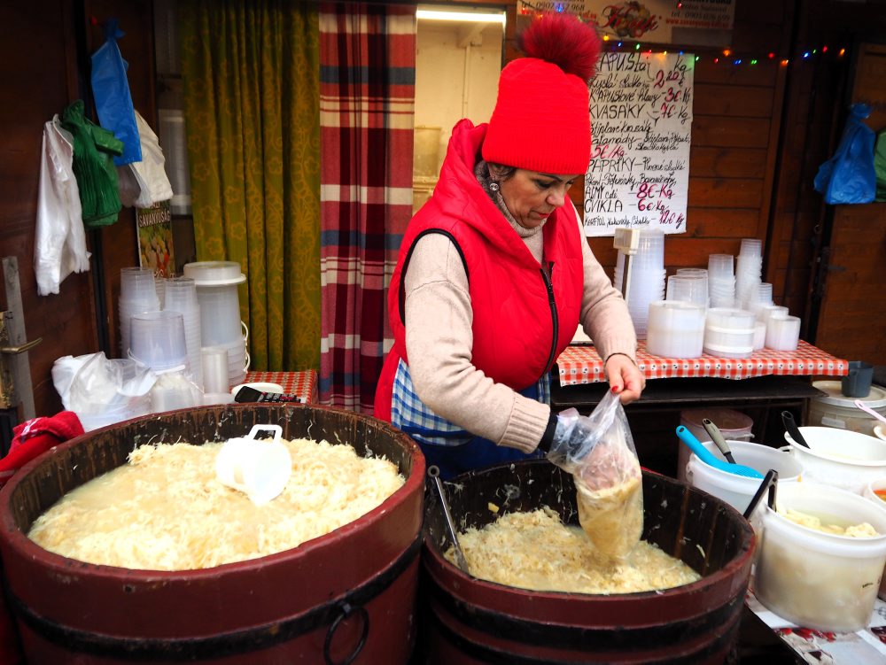 Predaj kapusty na trhovisku Miletičova