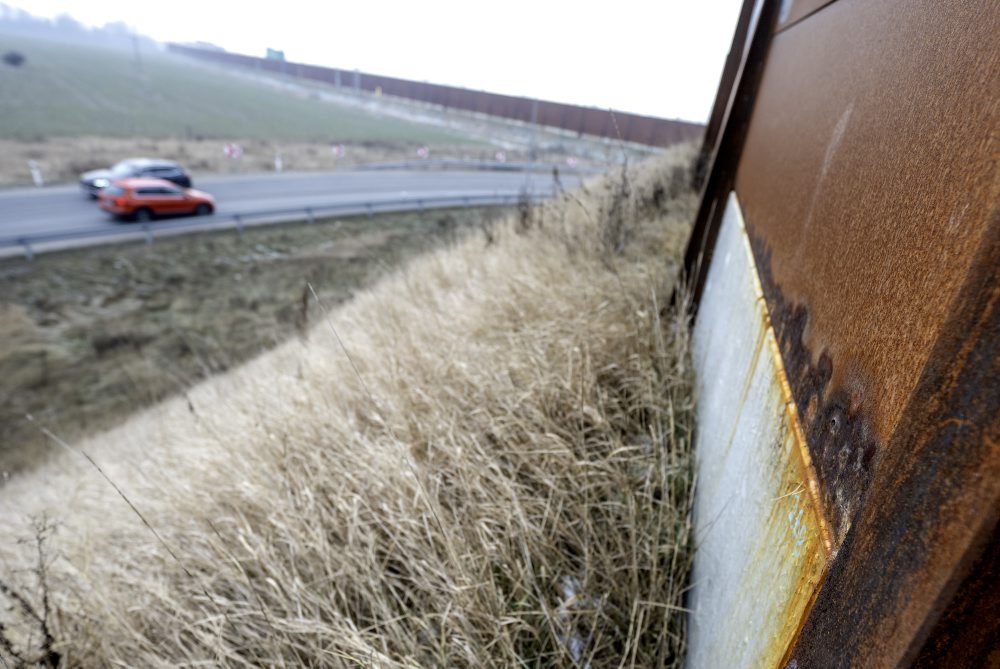 Hrdzavé protihlukové panely na diaľnici D4 a rýchlostnej ceste R7 v Bratislave 