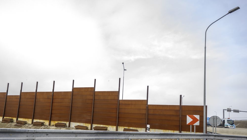 Hrdzavé protihlukové panely na diaľnici D4 a rýchlostnej ceste R7 v Bratislave 