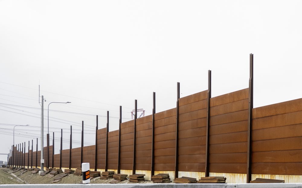 Hrdzavé protihlukové panely na diaľnici D4 a rýchlostnej ceste R7 v Bratislave 