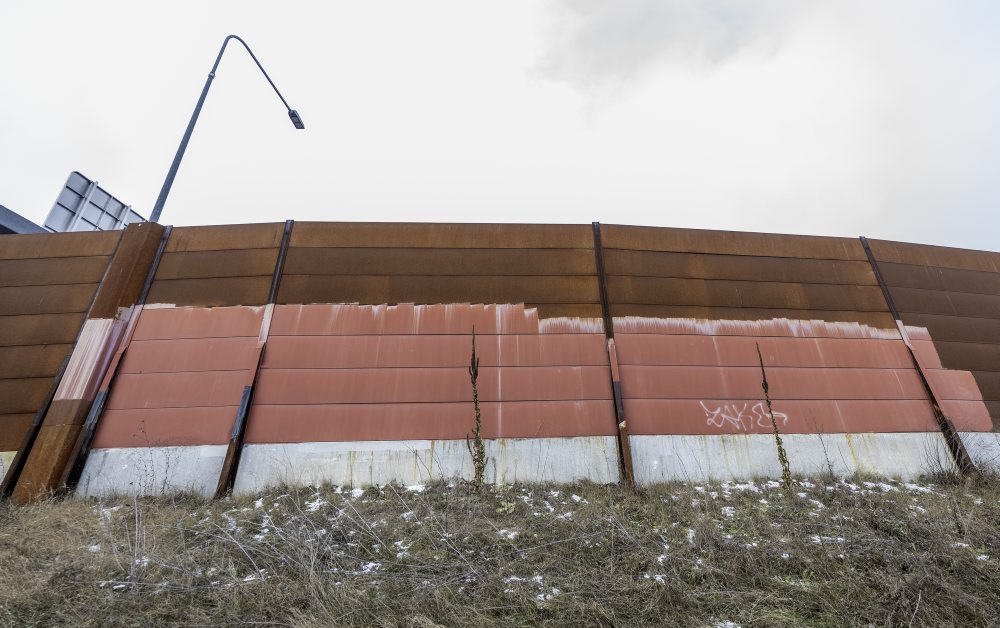 Hrdzavé protihlukové panely na diaľnici D4 a rýchlostnej ceste R7 v Bratislave 