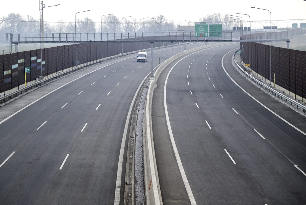 Hrdzavé protihlukové panely na diaľnici D4 a rýchlostnej ceste R7 v Bratislave 