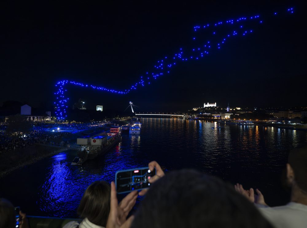 Dronová show nad Dunajom v Bratislave 
