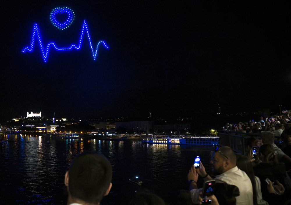Dronová show nad Dunajom v Bratislave 