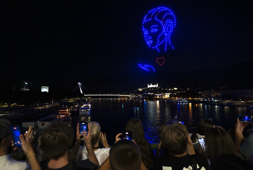 Dronová show nad Dunajom v Bratislave 