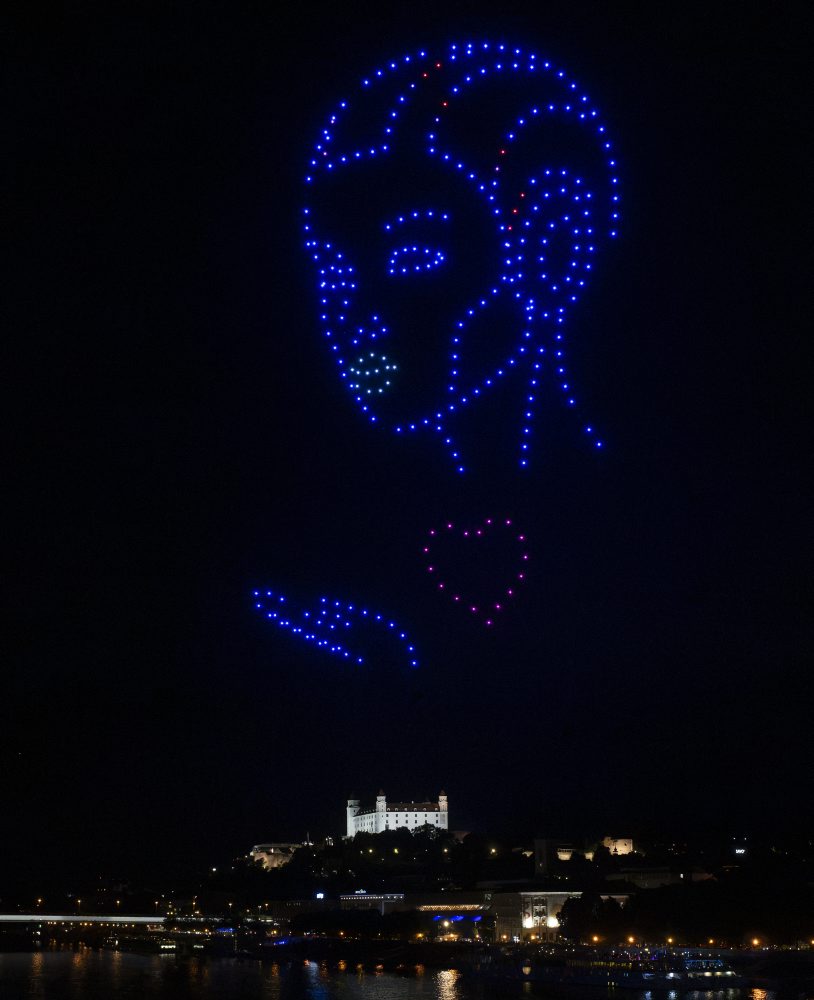 Dronová show nad Dunajom v Bratislave 