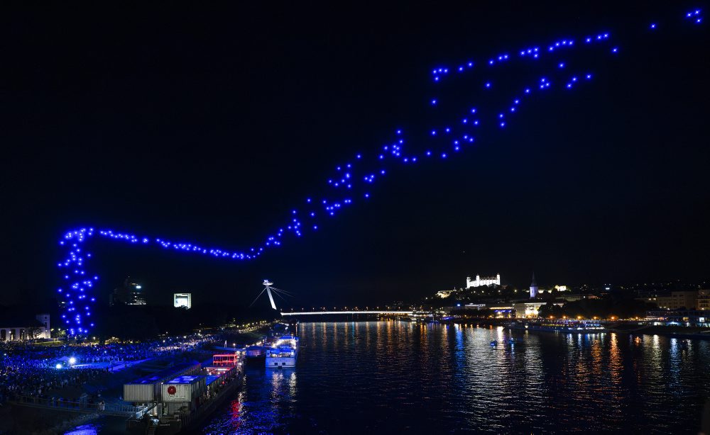 Dronová show nad Dunajom v Bratislave 