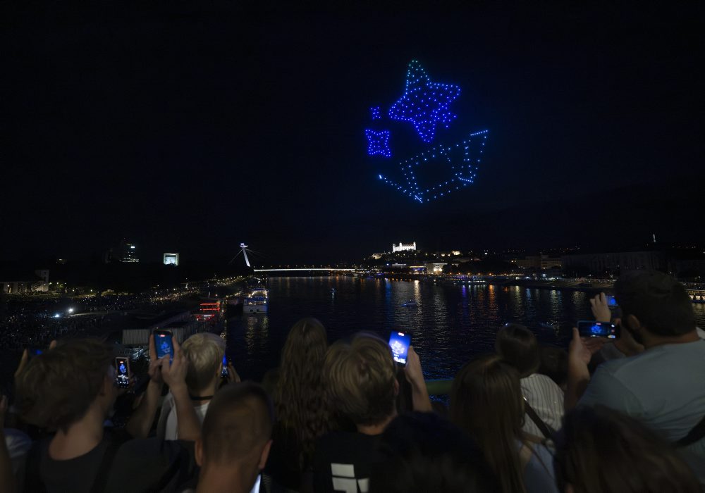 Dronová show nad Dunajom v Bratislave 