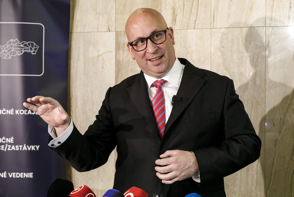 Tlačová konferencia ministra dopravy SR Jozefa Ráža a generálneho riaditeľa Železníc SR Miroslava Garaja na tému Hlavná bratislavská stanica