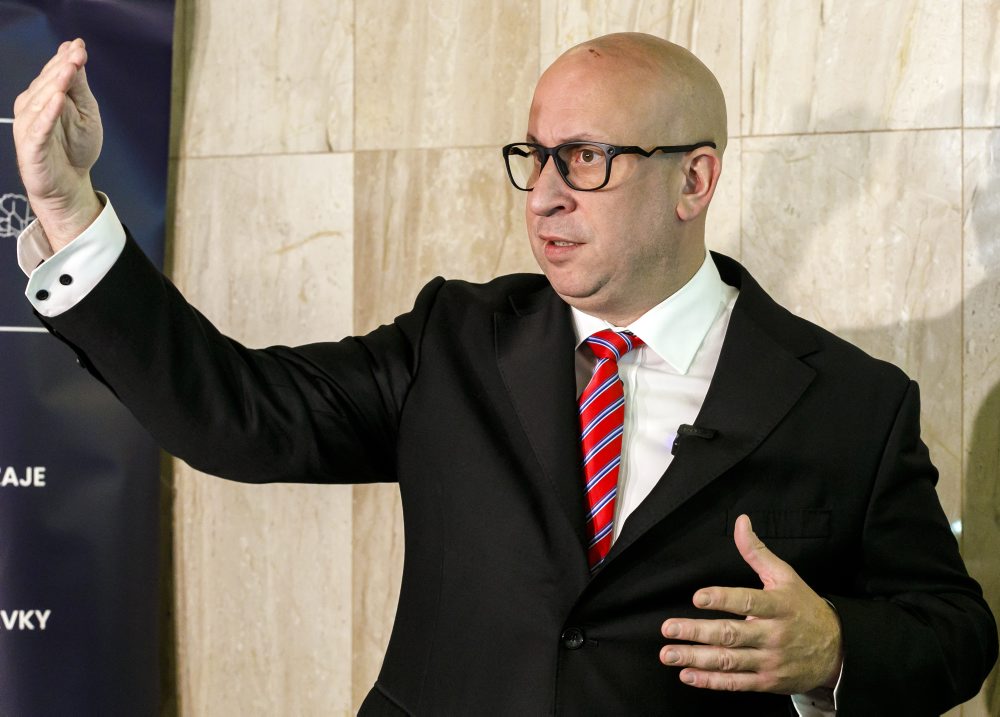 Tlačová konferencia ministra dopravy SR Jozefa Ráža a generálneho riaditeľa Železníc SR Miroslava Garaja na tému Hlavná bratislavská stanica