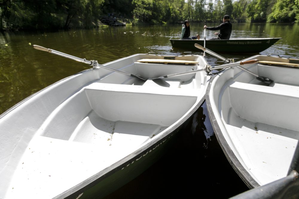 Člnkovanie na rybníku pri Partizánskej lúke v bratislavskom lesoparku