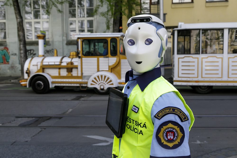 Výskumníci na Komenského námestí v Bratislave testovali robota na riadenie dopravy