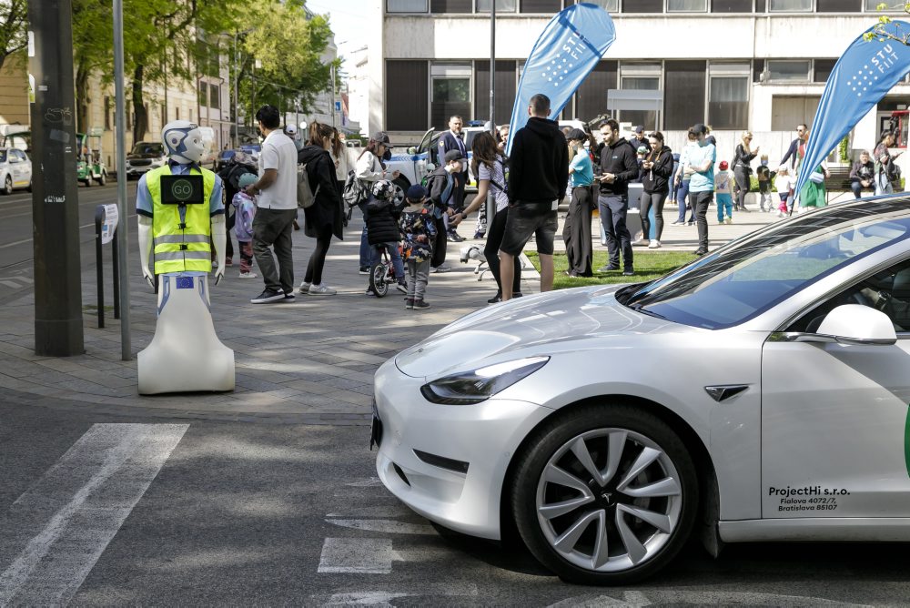 Výskumníci na Komenského námestí v Bratislave testovali robota na riadenie dopravy