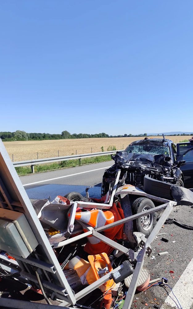 HaZZ: Osobné auto narazilo na D1 pri Hlohovci do vozidla správy a údržby ciest