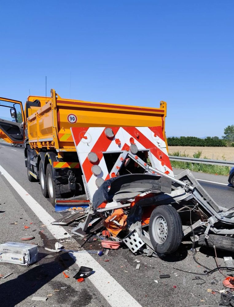 HaZZ: Osobné auto narazilo na D1 pri Hlohovci do vozidla správy a údržby ciest