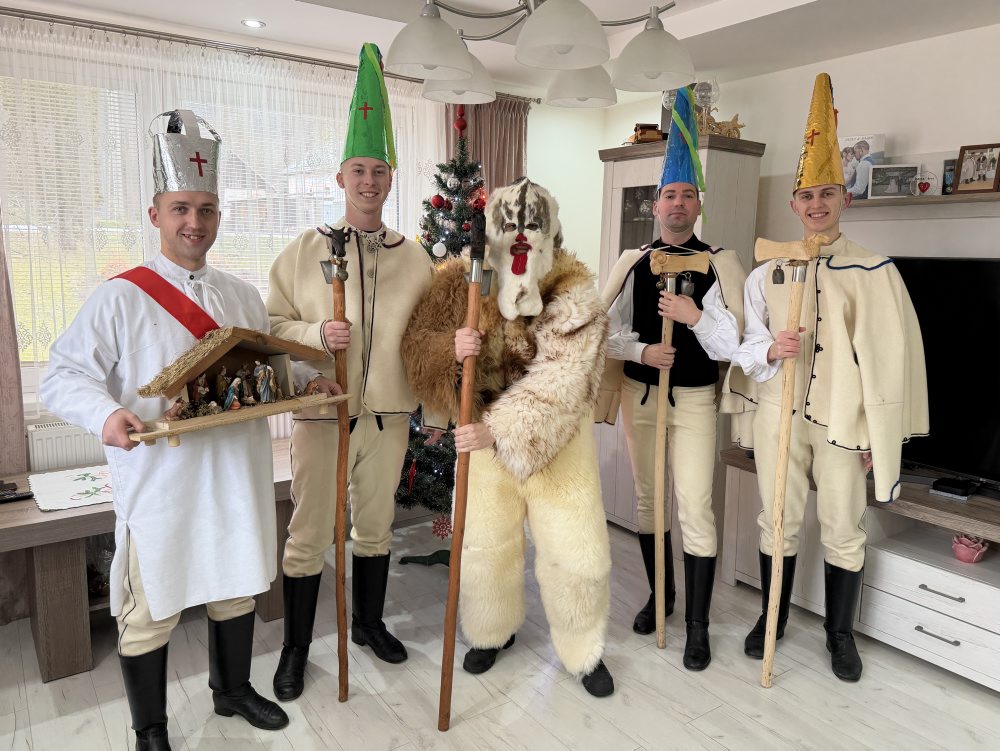Bardejov: Folkloristi sa počas sviatkov menia na koledníkov