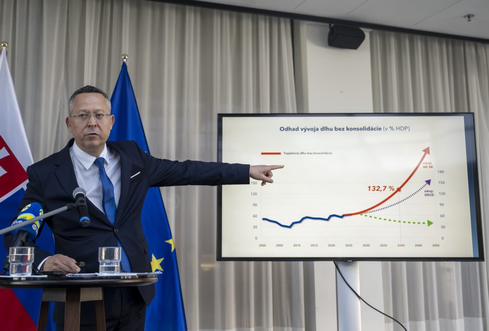 Tlačová konferencia ministra financií SR Ladislava Kamenického a hlavného ekonóma OECD Stefana Scarpettu k predstaveniu správy - Ekonomický prehľad OECD pre Slovensko 2026