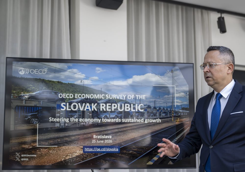 Tlačová konferencia ministra financií SR Ladislava Kamenického a hlavného ekonóma OECD Stefana Scarpettu k predstaveniu správy - Ekonomický prehľad OECD pre Slovensko 2026